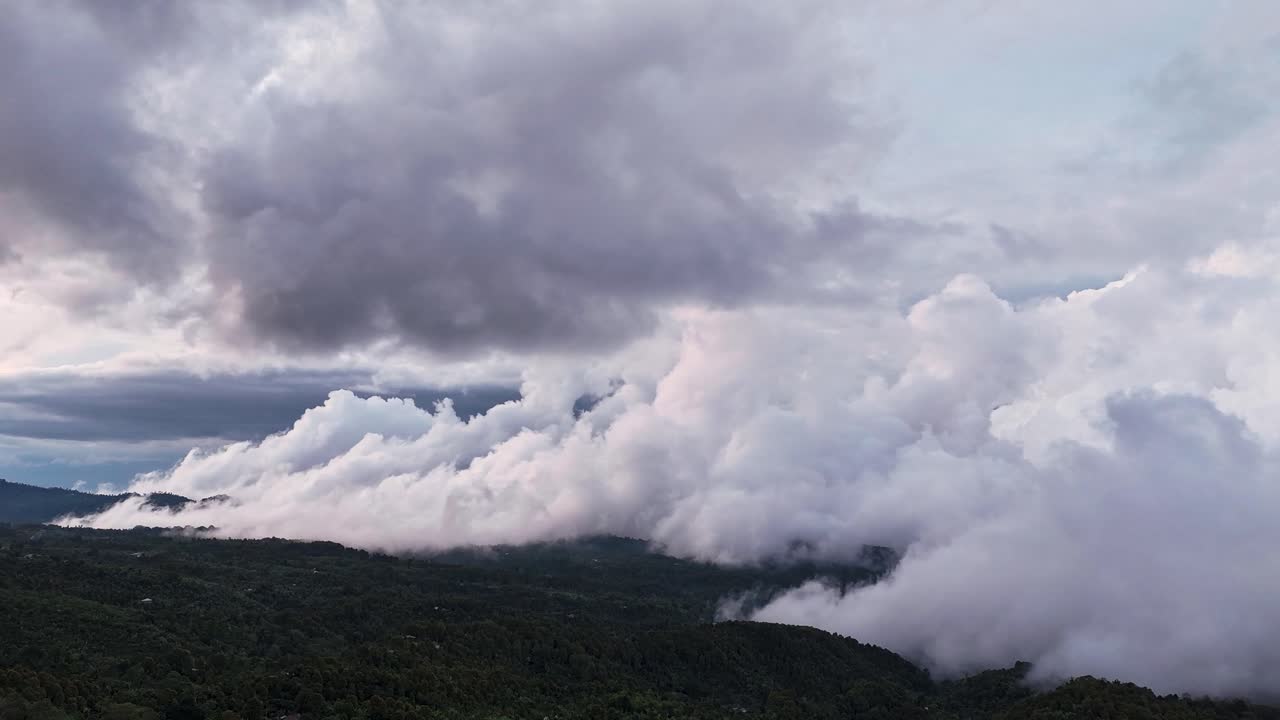 Timelapse di nuvole e nebbia a Bali di sera