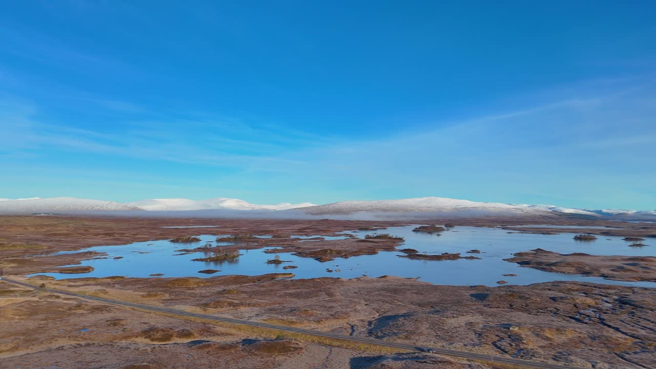 겨울 동안 rannoch moor 위에 놓인 낮은 안개의 느린 판닝