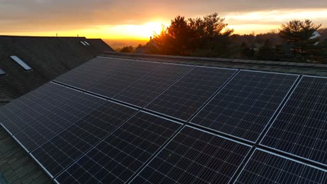 Paneles-Solares-En-El-Techo-De-La-Casa-En-América-Durante-El-Atardecer-De-Invierno