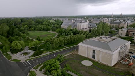 University-of-Notre-Dame-campus-in-South-Bend,-Indiana-on-a-cloudy-and-rainy-day-with-drone-video-moving-in