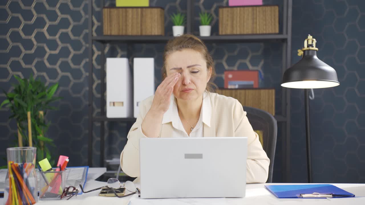 mujer de negocios con discapacidad visual.