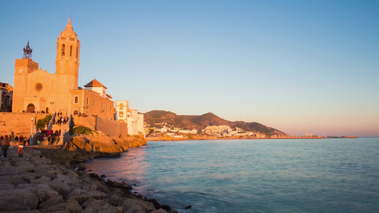 산 바르토메우와 산타 테클라의 해가 지는 만 교회 4k 타임 스 시트제스 스페인