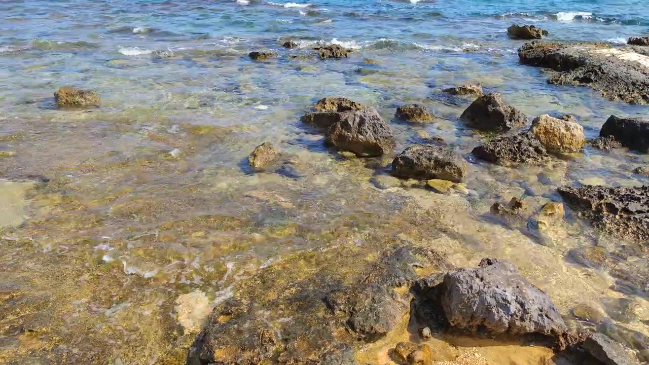 Onde delicate che si infrangono su una costa rocciosa.