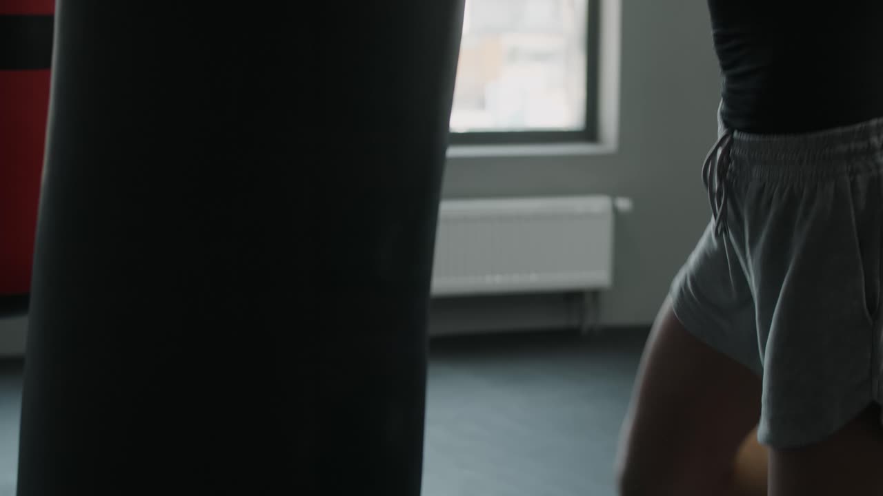 Wanita berlatih kickboxing