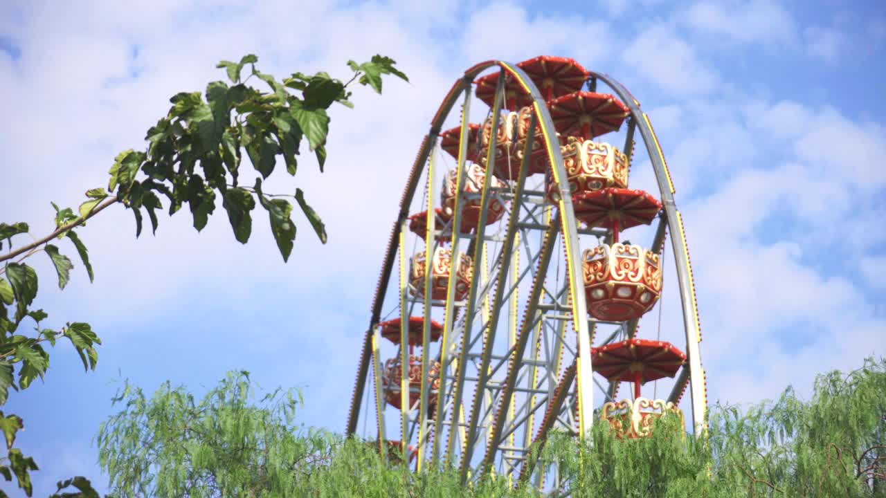 시티 파크에 있는 빨간 페리스.