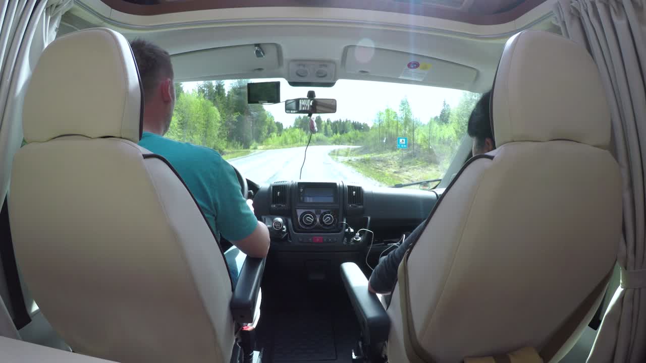 hombre conduciendo en una carretera en el camper van rv