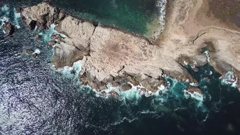 Vista-De-Punta-Cometa-Desde-El-Dron,-Punta-Cometa-Está-Ubicada-En-Oaxaca-En-México-Y-Está-En-El-Océano-Pacífico-Sie