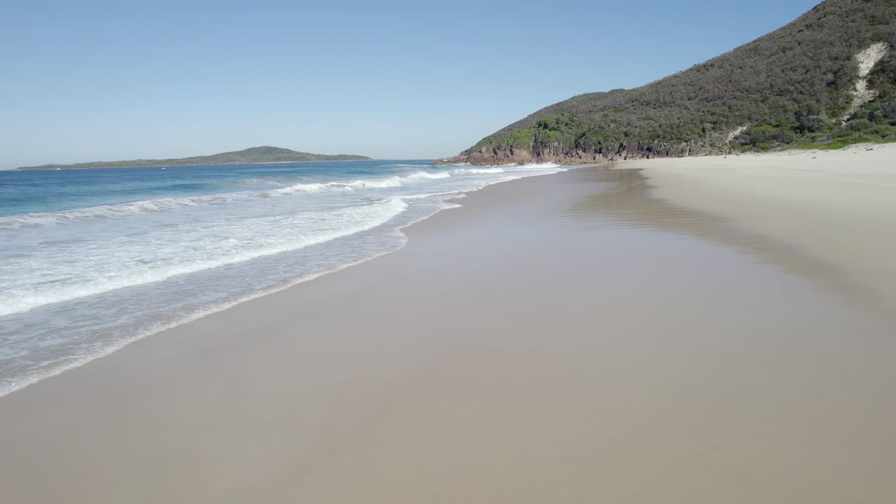 Sandstrand ved Zenith Beach – Surfspot mellem bjerge i Shoal Bay, NSW, Australien.