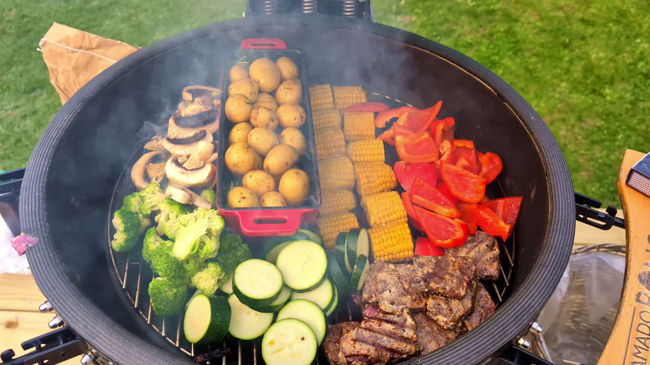 Verdure grigliate e spiedini che cuociono sul barbecue all'aperto in pieno giorno, avvicinamento al rallentatore