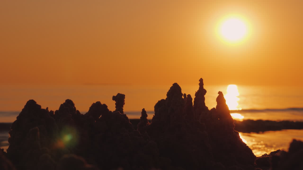 태양은 모래성 신기루와 변동 개념 4k 비디오의 탑을 넘어갑니다.