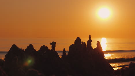 el sol pasa por encima de las torres del concepto de espejismo y fluctuación del castillo de arena video 4k