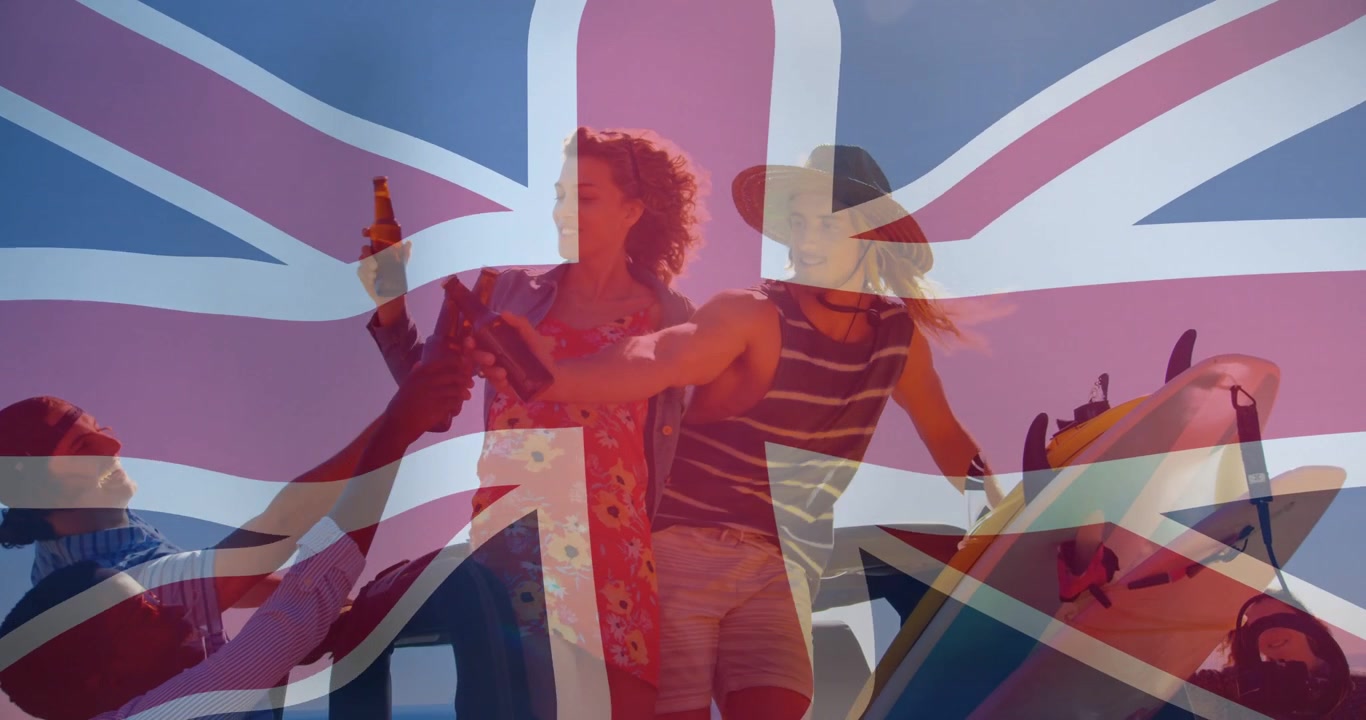 Vrouw heft fles op, man geeft fles aan, vriend sluit aan, vrienden proosten met Union Jack.