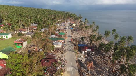 Casa-Rota-Y-Plantación-De-Cocoteros-Dañados-Después-Del-Tifón-Odette,-Rai-Azotó-La-Región-De-Visayas-En-Filipinas