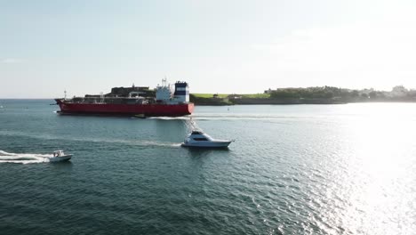 el barco entrando en la antigua bahía de san juan después de la pesca del 70o torneo internacional de peces