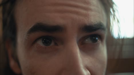 primer plano de los ojos de un hombre emocional y preocupado en la iglesia en cámara lenta cinematográfica