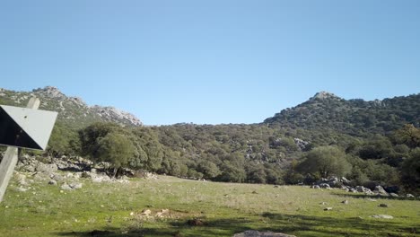 reserva de caza intensiva señal diagonal en blanco y negro en la sierra de cadiz, pasando por tiro de seguimiento