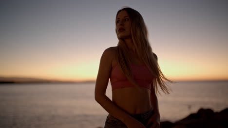 mujer al amanecer junto al mar