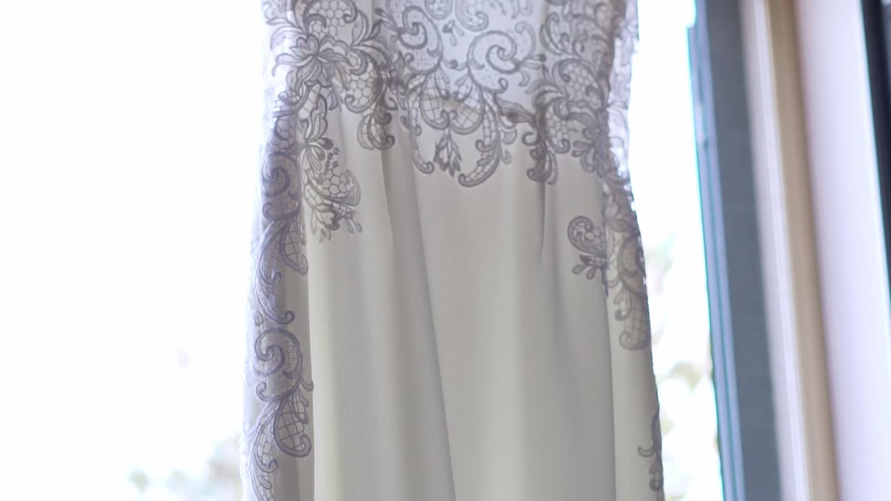 창가에 매달려 있는 웨딩드레스, 슬로우 모션 클로즈업 샷