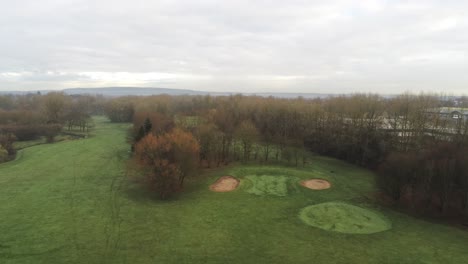 Luftaufnahme-Bedeckt-Frostig-Grün-Golfplatz-Country-Club-Fairway-Vorwärts-Aufsteigend