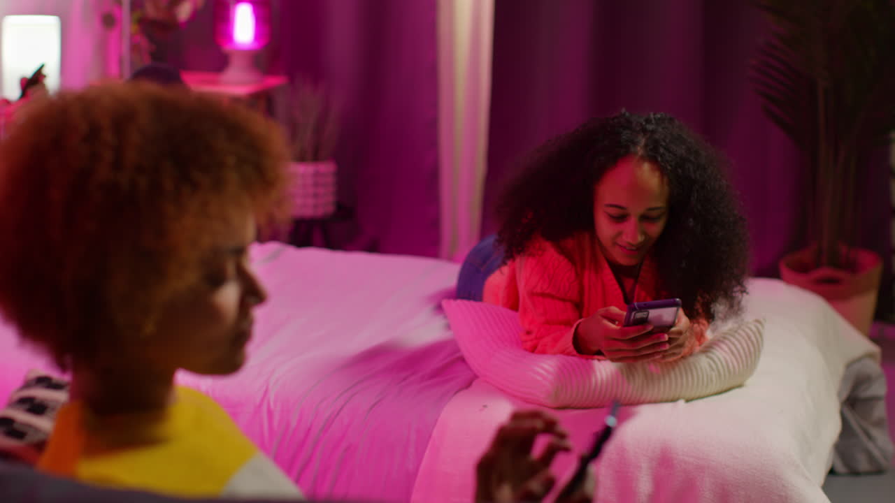 amigos relajándose en una cama por la noche