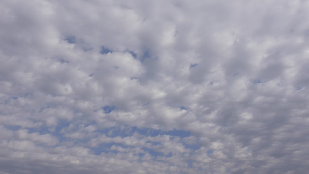 cielo azul nubes blancas. nubes puffy fluffy blancas. nube cúmulo scape lapso de tiempo. verano cielo azul lapso de tempo. dramático majestuoso increíble cielo azul. nubes blancos suaves se forman. nubes fondo lapso de time