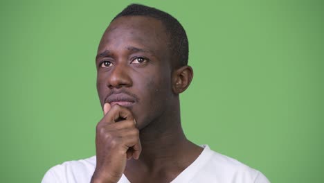 joven africano contra un fondo verde