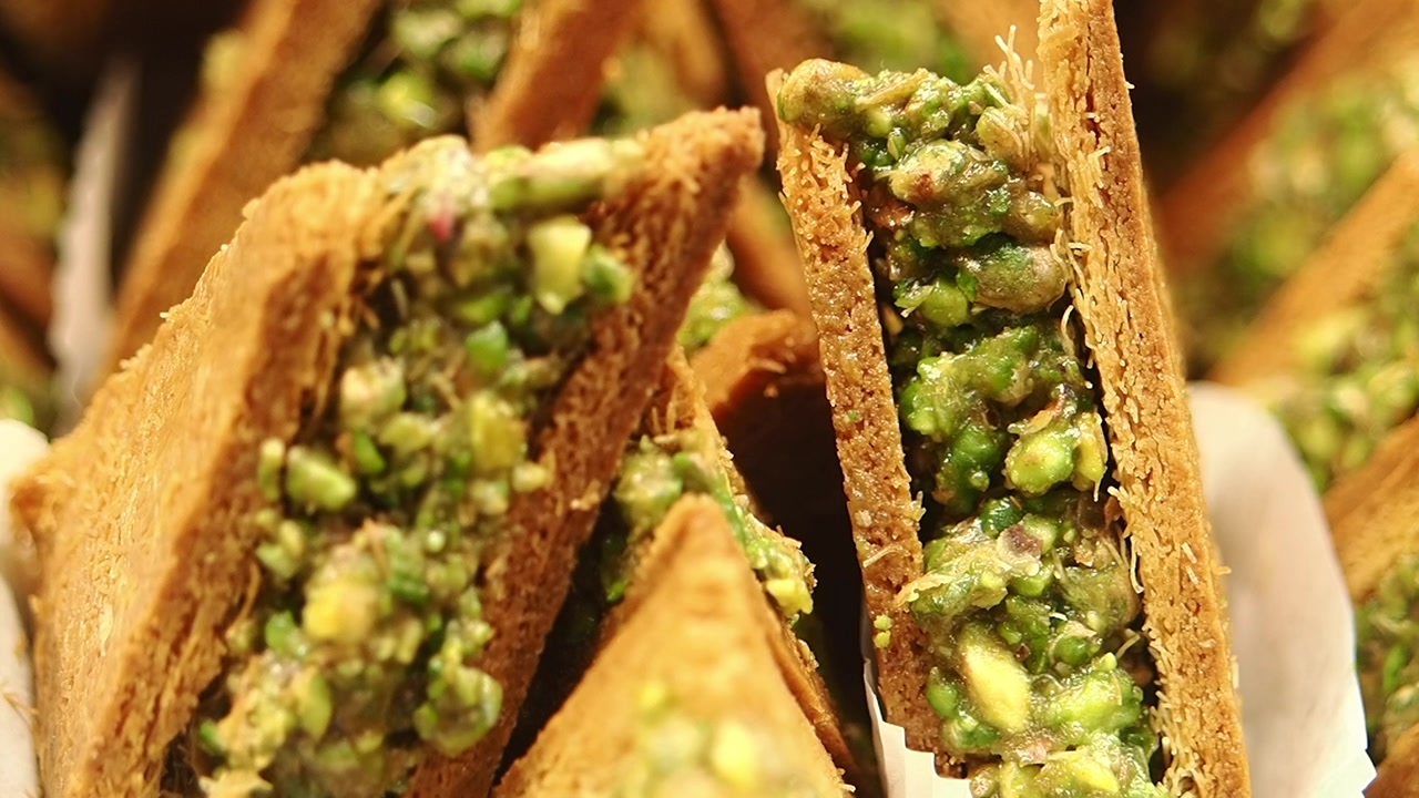 Primo piano di tradizionali pasticcini di baklava al pistacchio mediorientali