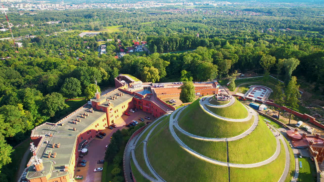 вид с воздуха на искусственный курган имени костюшко во время