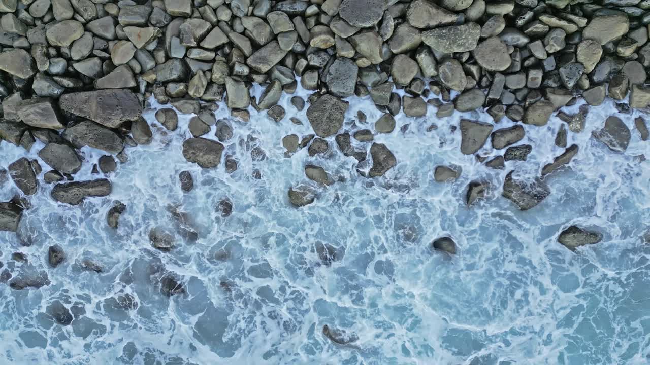 왕의 조수 동안 캘리포니아 라홀라에서 해안에 도착하려는 바다 사자와 함께 바위 위로 부서지는 파도의 드론 샷