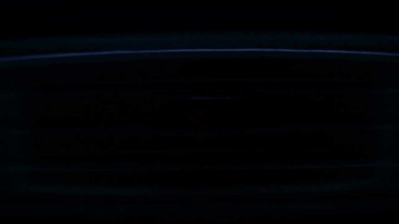 자동차 사고 후 빨간색 경고등의 클로즈업 샷