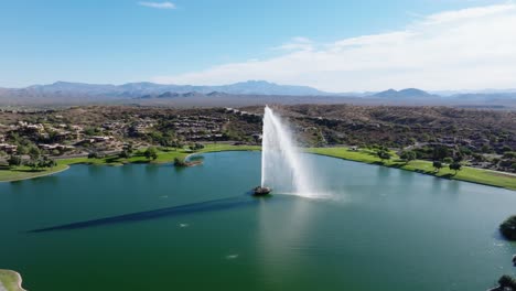 Lago-En-El-Centro-En-Medio-De-Fountain-Hills-Con-Un-Telón-De-Fondo-Panorámico-De-Montaña-En-Arizona