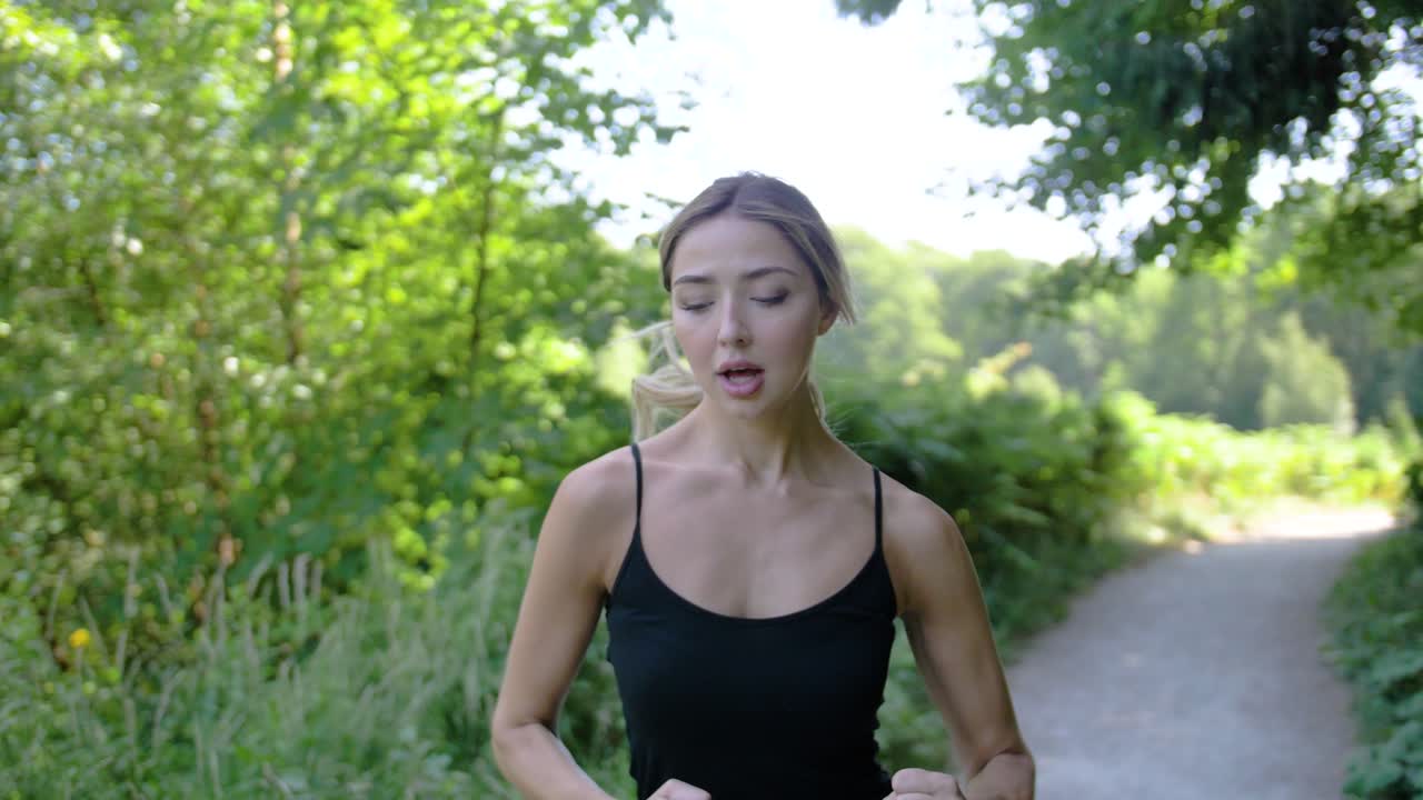 그녀가 오솔길을 따라 달리고 있을 때 여자의 얼굴을 자세히 보기