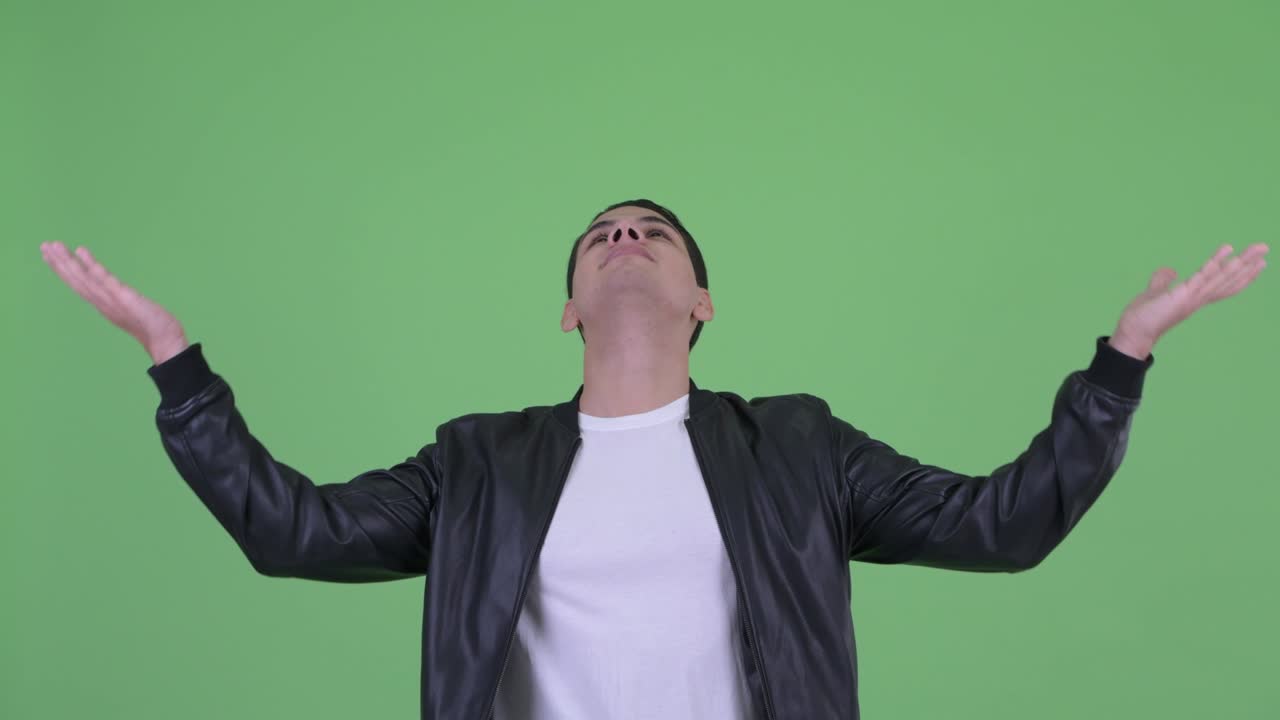 가죽 재을 입은 젊은 잘생긴 다민족 남자