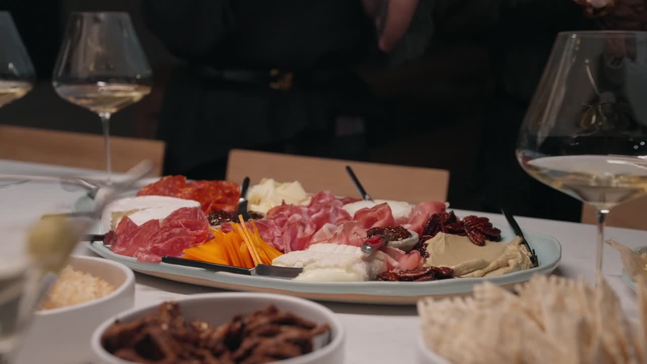 Il prosciutto viene prelevato dal centro di un vivace tagliere di salumi (slow motion 4K).