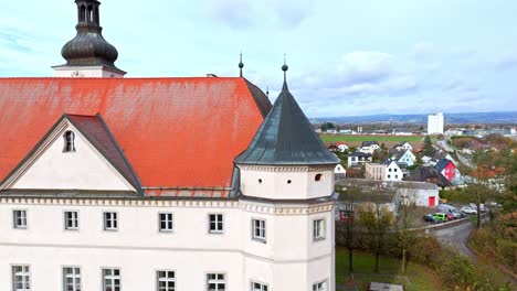 el castillo de hartheim en la alta austria - órbita aérea