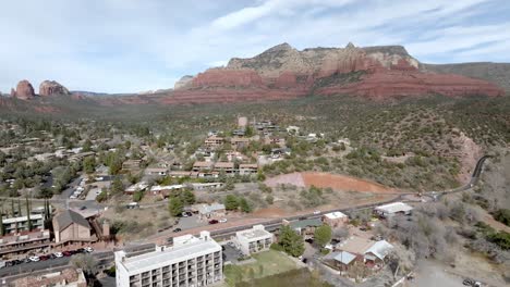 Innenstadt-Von-Sedona,-Arizona-Mit-Drohnenvideo-Totalaufnahme-Beim-Einzug