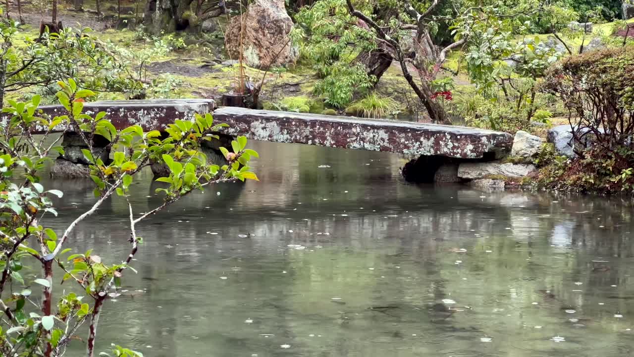 일본 교토의 콩치인 사원에서 다리가 있는 연못 위의 방울