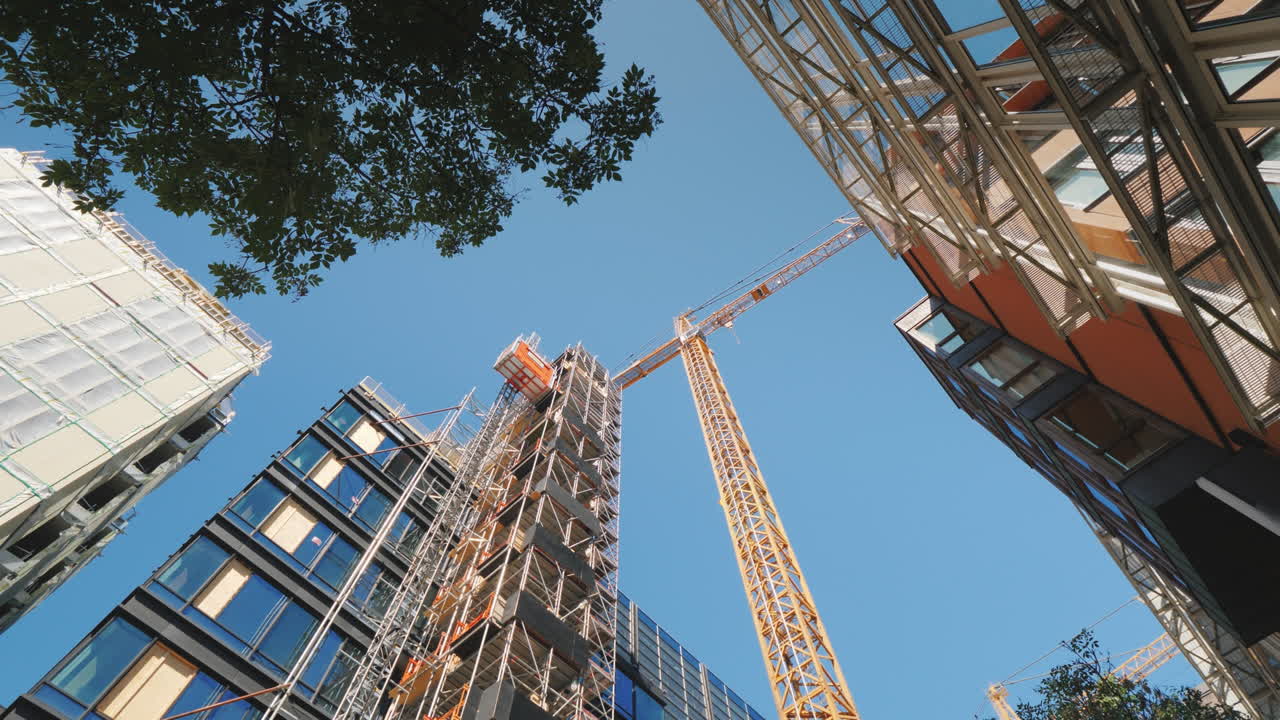 el edificio está rodeado de edificios de oficinas de vidrio y reconstrucción en el centro de la ciudad de