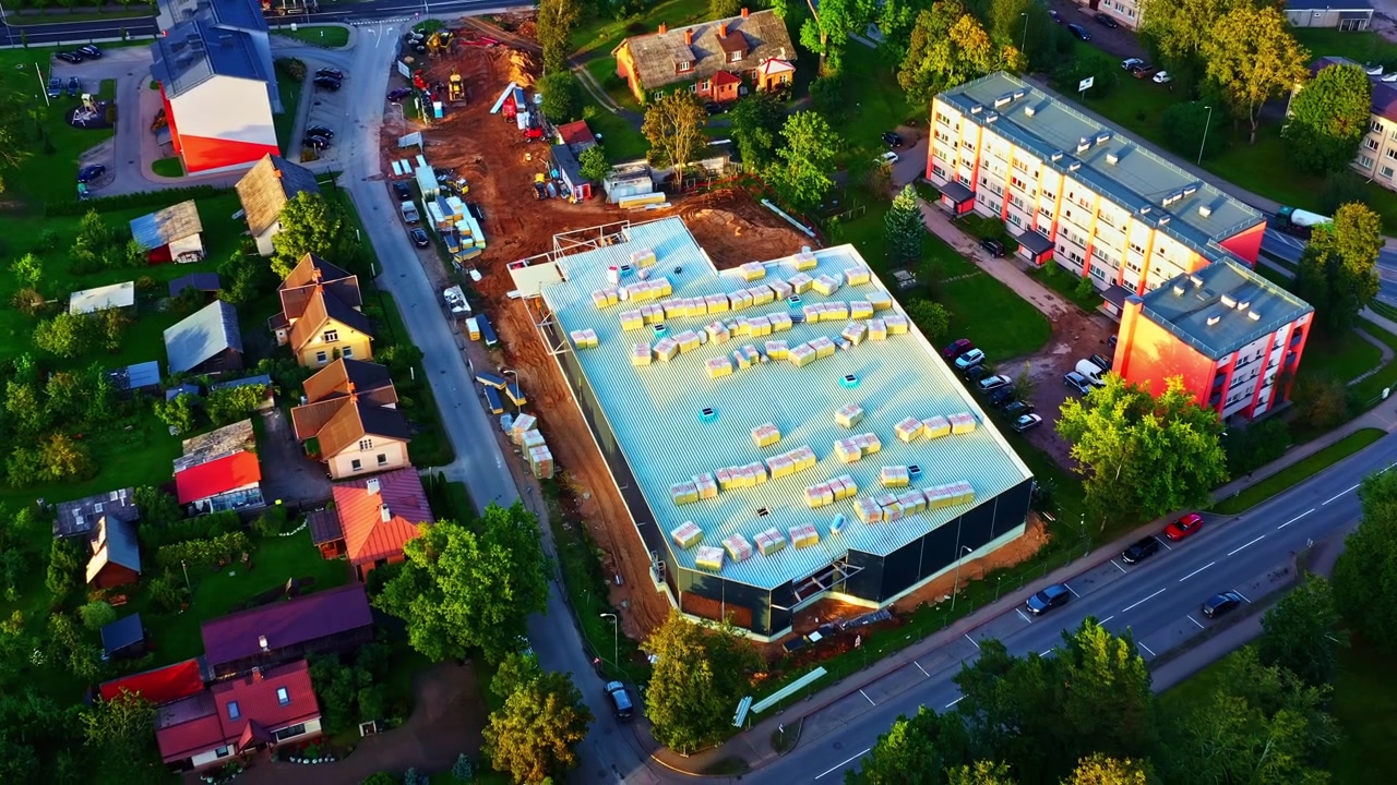 Baustelle und Stadtentwicklung aus der Luftperspektive bei Sonnenuntergang.