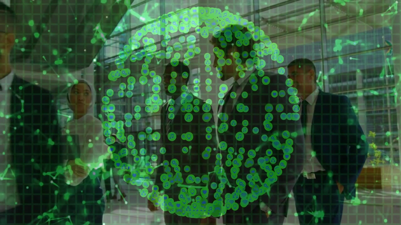 Personale che si sposta in un atrio di vetro, un sensore rileva il movimento attivando un HUD rotondo verde per scopi aziendali.