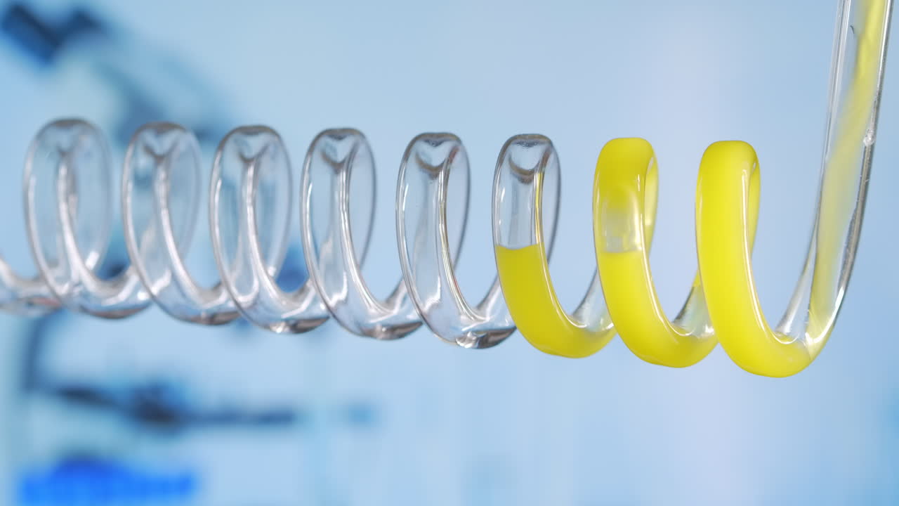 왼쪽에서 오른쪽으로 수평으로 회전하는 노란 액체. 과학 연구소 응축기. 과학 실험실 실험. 바이러스에 대한 백신 개발. 인간 게 연구. 고품질 4k 영상.