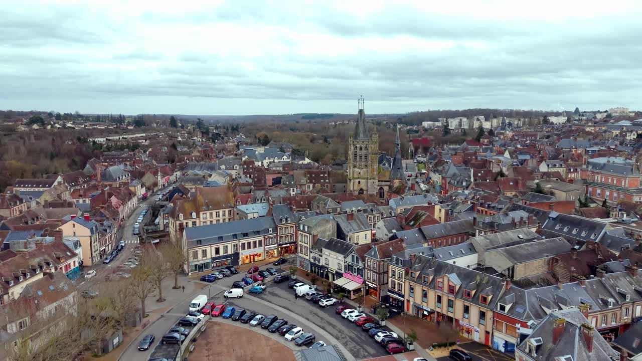 Paesaggio urbano di L'Aigle, Chiesa di Saint Martin in Normandia, Francia. Ripresa aerea con drone.