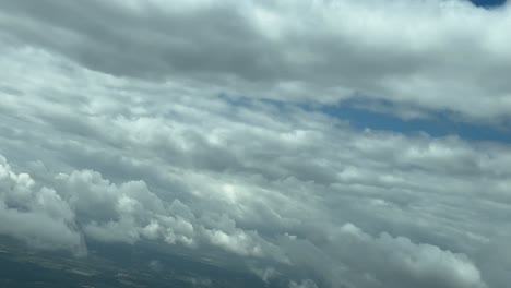 POV-Pilotenperspektive-Eines-Dramatischen-Winterhimmels-Mit-Vielen-Wolken