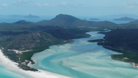 verbazingwekkend wit havenstrand met het silhouet van hamilton island op de achtergrond, australië