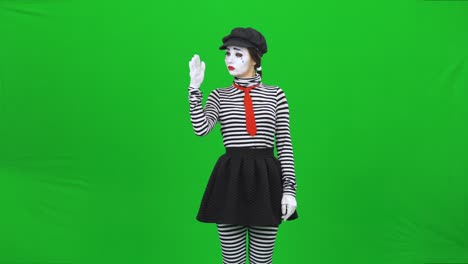 artista de mimo delante de la pantalla verde