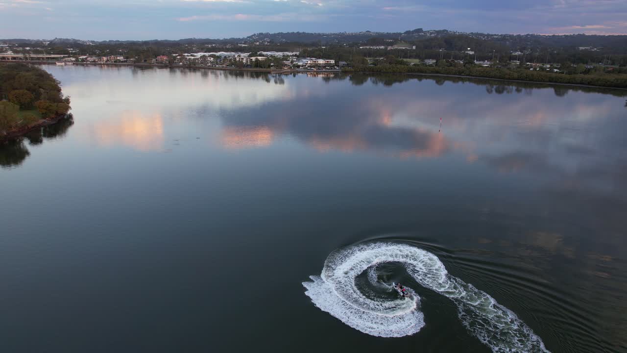 오스트레일리아  ⁇ 랜드 의 마루치 강 에서 제트 스키 를 타고 있는 제트 스키 선수 의 공중 사진
