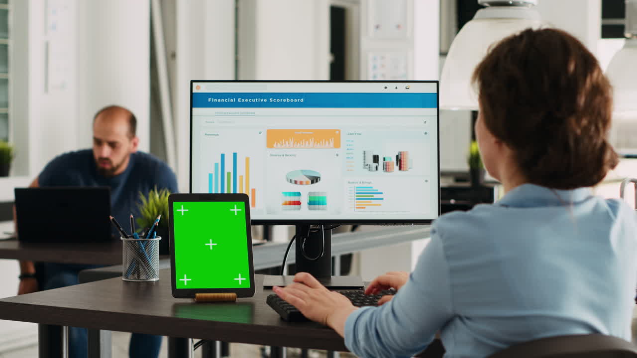 persona de negocios que utiliza el ordenador en el puesto de trabajo