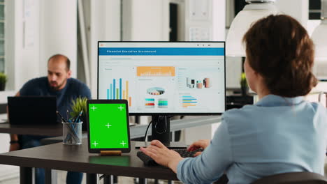 persona de negocios que utiliza el ordenador en el puesto de trabajo