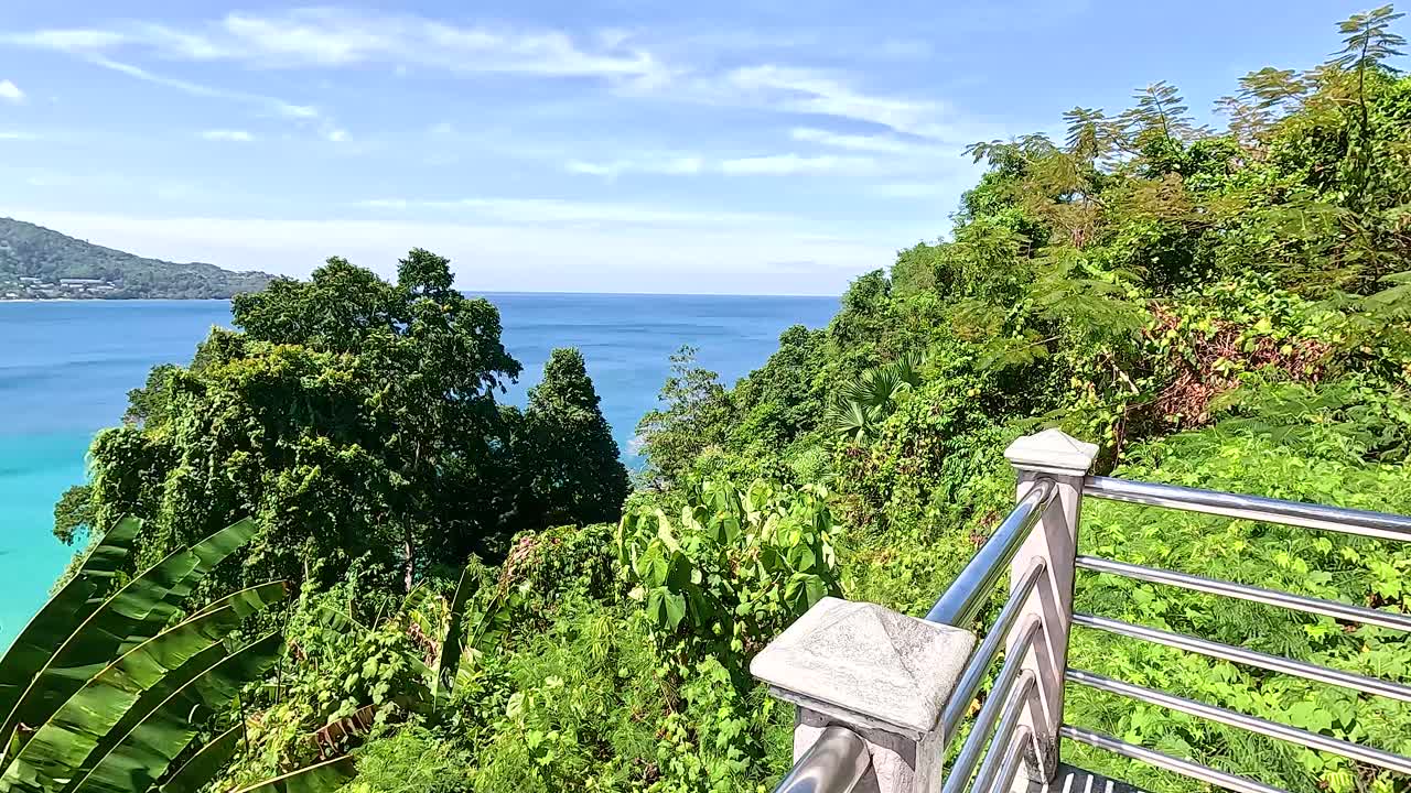 태국 푸켓 의 울창 한 전망대 에서 볼 수 있는 해안 풍경