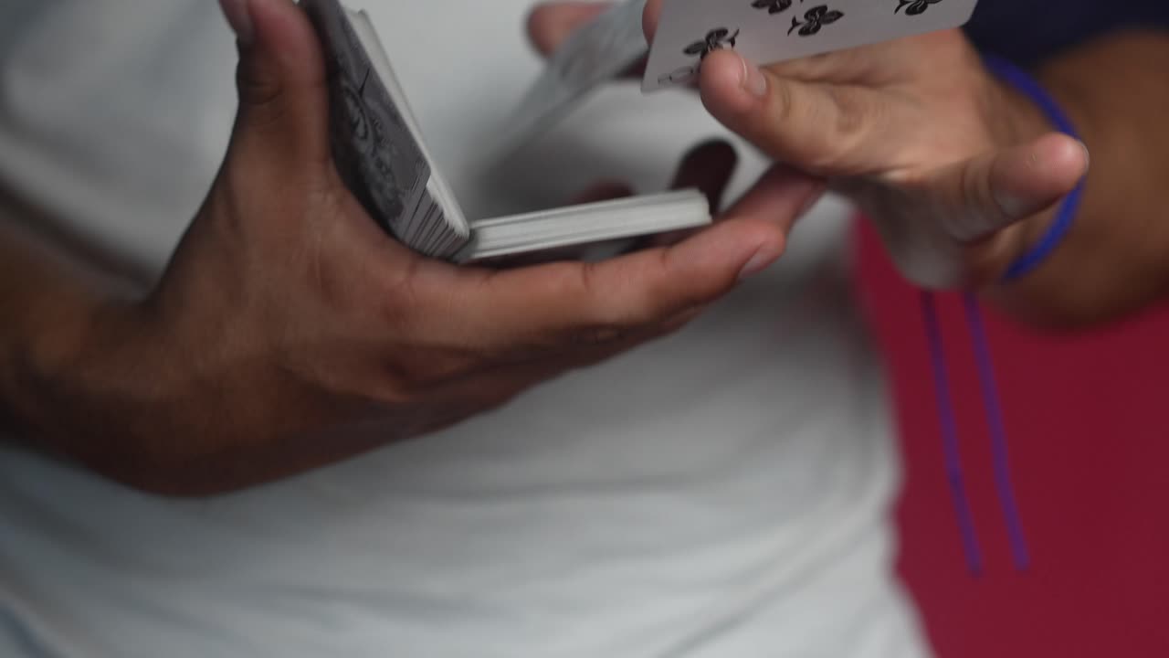 Mago che mostra trucchi con le carte-3.